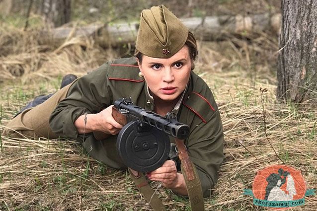 Анну Семенович раскритиковали за слишком сексуальный образ пулеметчицы
