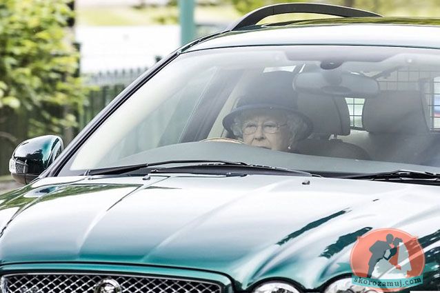 Опытный водитель: 91-летняя королева Елизавета II сама водит Jaguar
