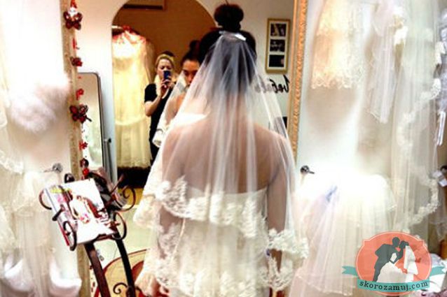Солистка группы «Серебро» примерила свадебное платье