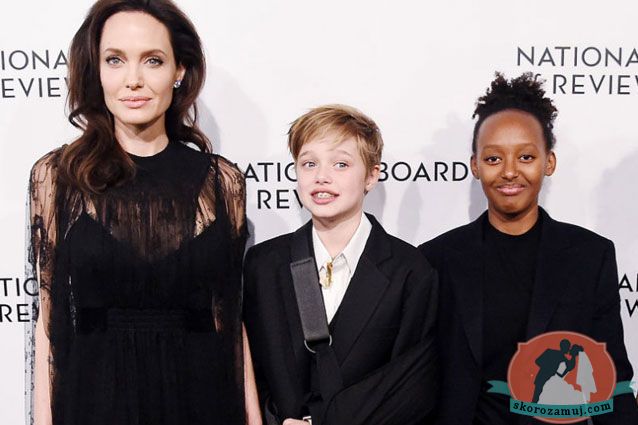 Анджелина Джоли с дочерьми появилась на публике в черных нарядах