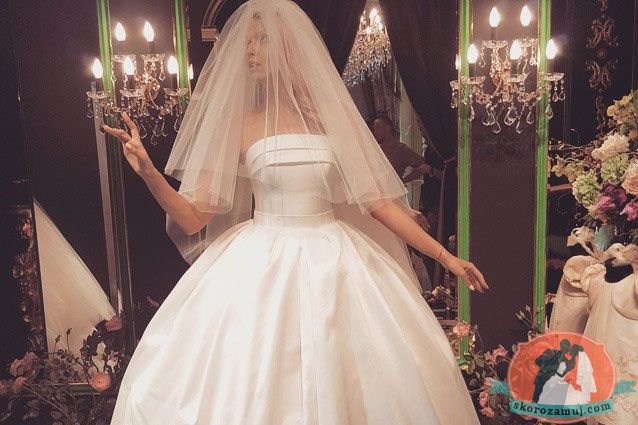 Оля Полякова примерила свадебное платье