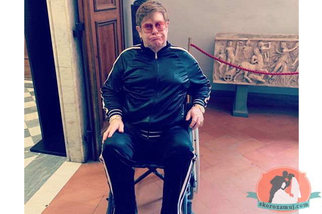 Элтон Джон оказался в инвалидном кресле