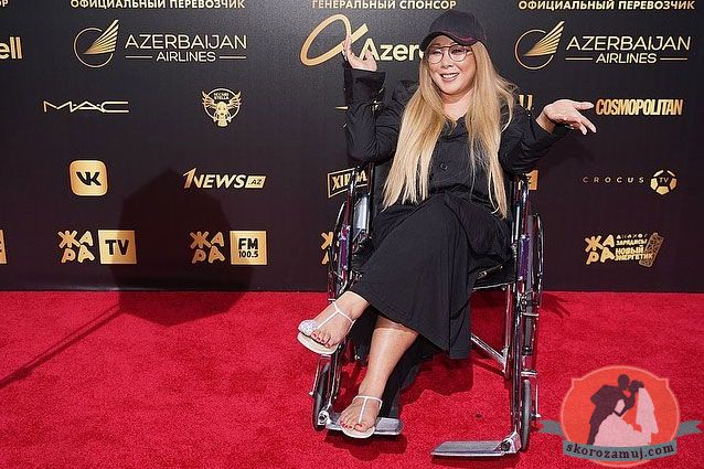 Анита Цой появилась на красной дорожке фестиваля «Жара» в инвалидном кресле
