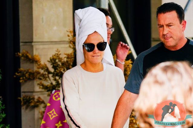 Дженнифер Лопес прогулялась по центру Нью-Йорка с полотенцем на голове