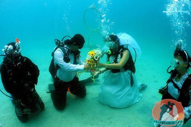 В Монако сыграли свадьбу под водой